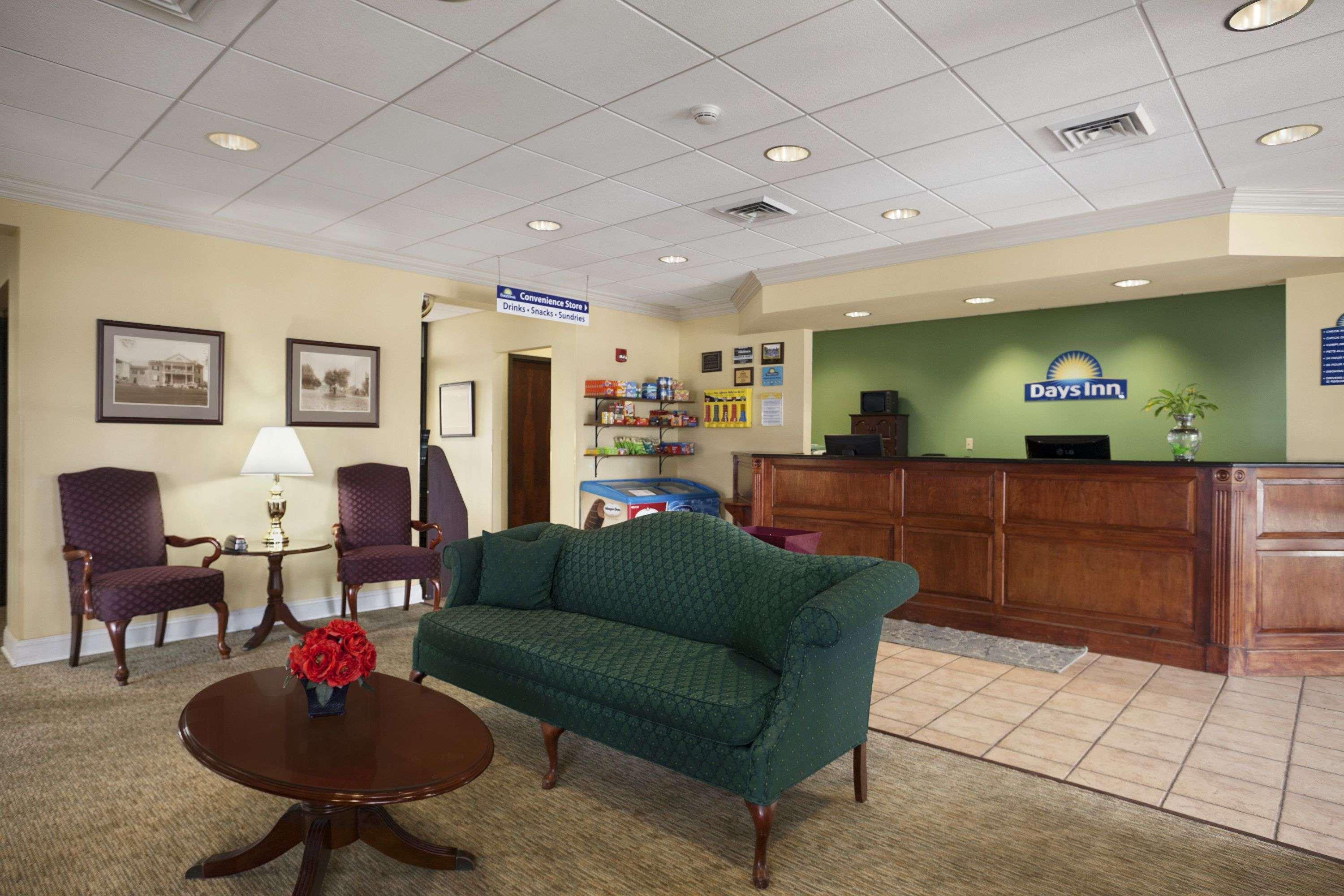 Days Inn Of Frederick By Wyndham Bagian luar foto