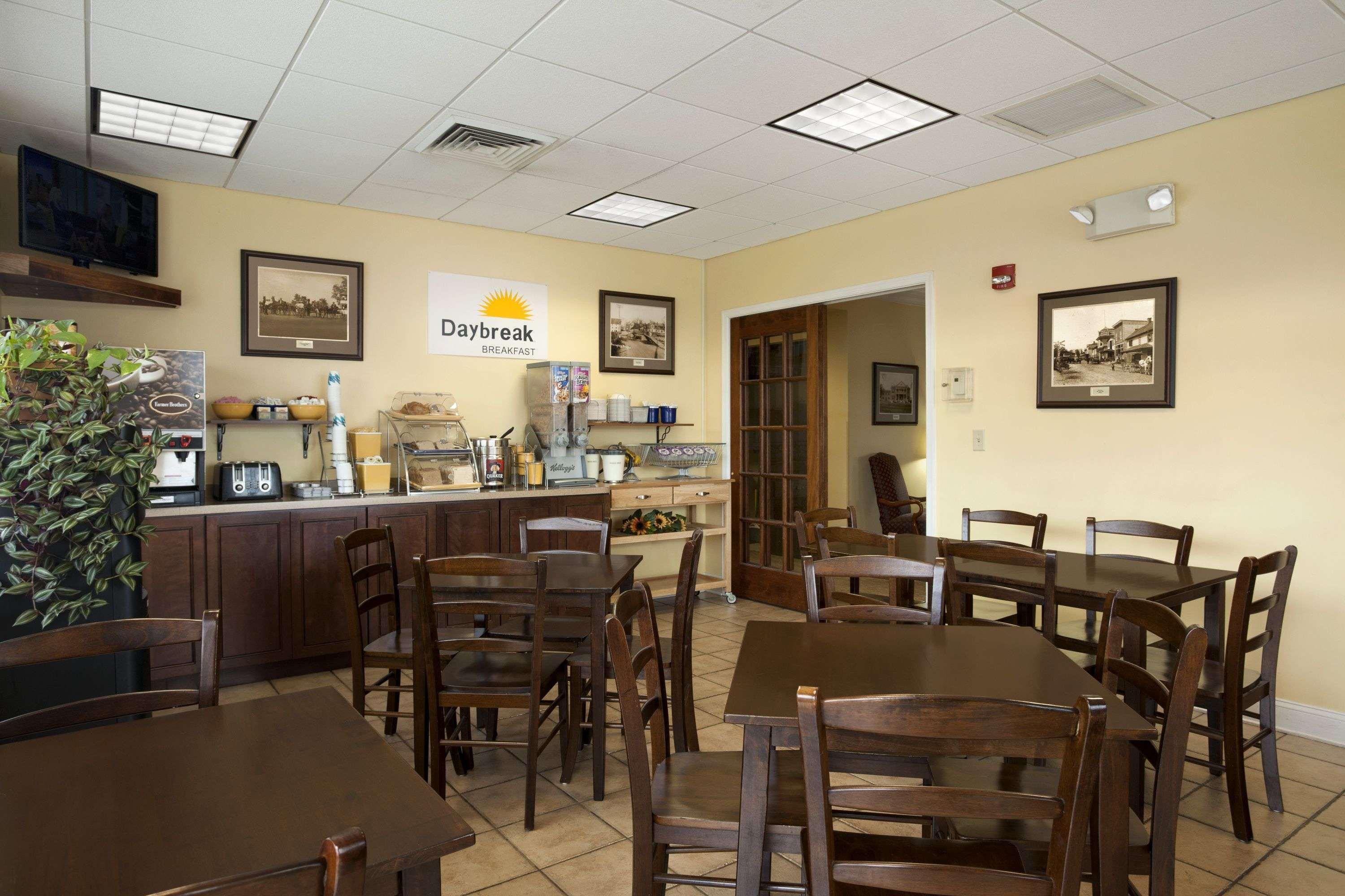Days Inn Of Frederick By Wyndham Bagian luar foto