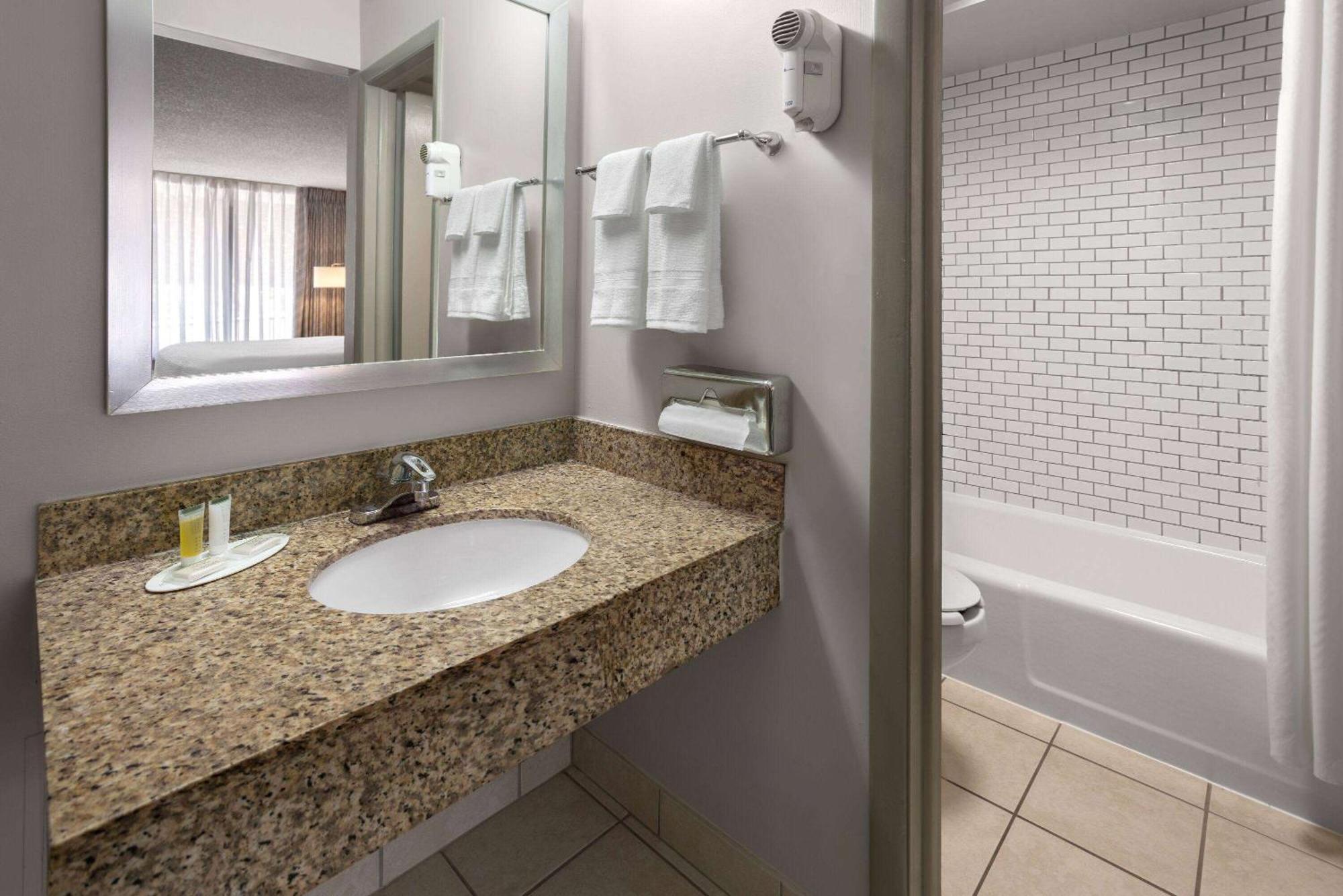 Days Inn Of Frederick By Wyndham Bagian luar foto