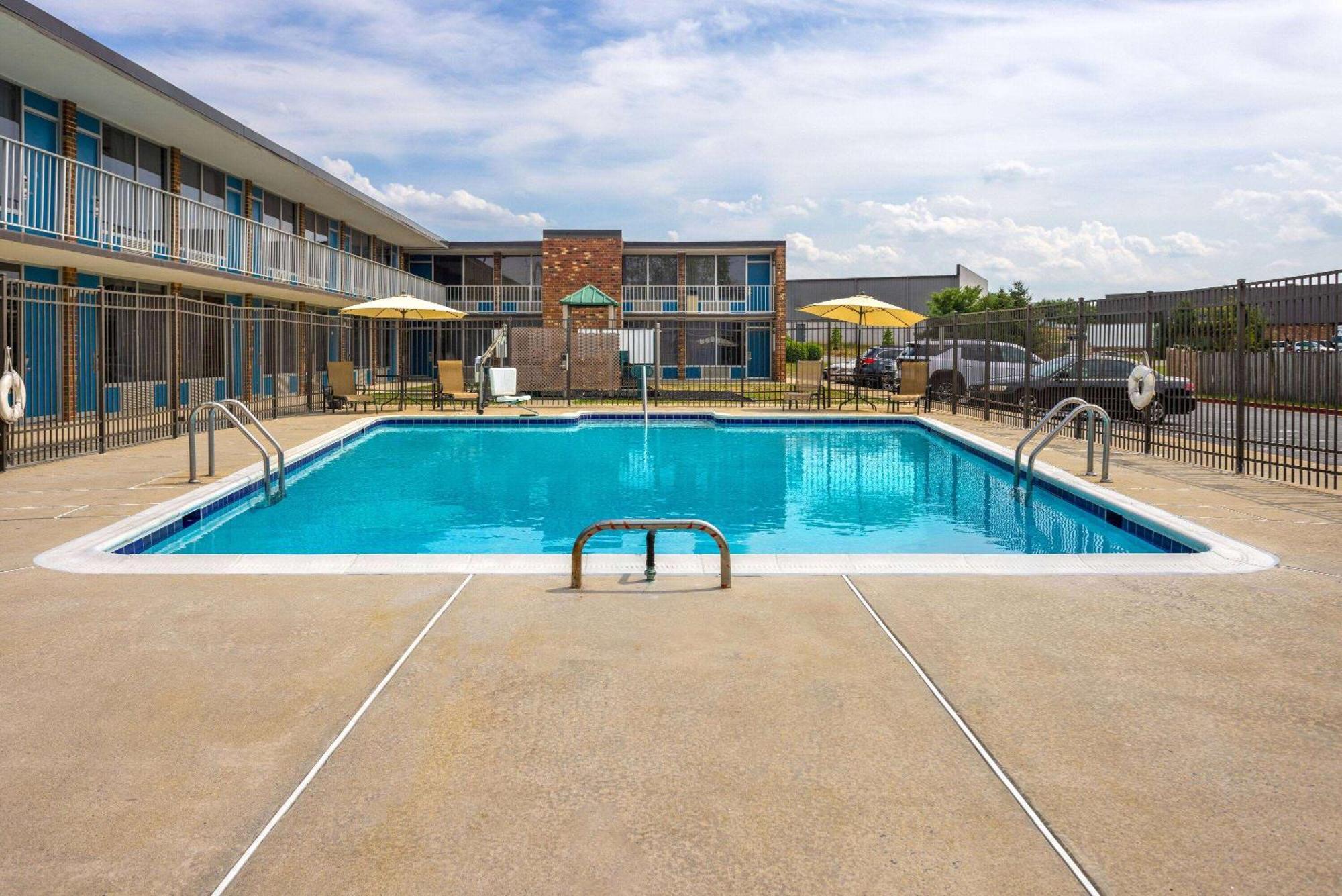 Days Inn Of Frederick By Wyndham Bagian luar foto