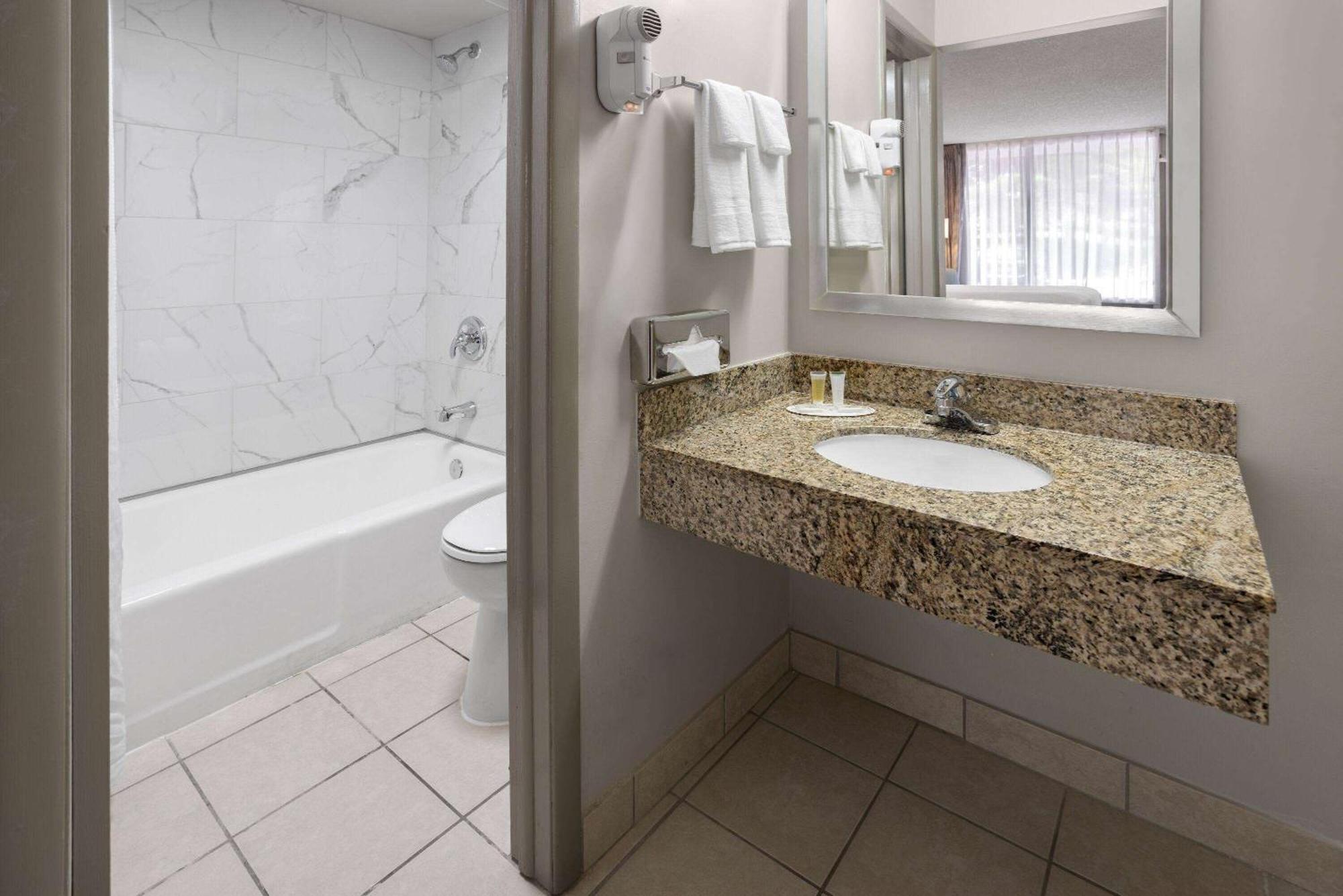 Days Inn Of Frederick By Wyndham Bagian luar foto
