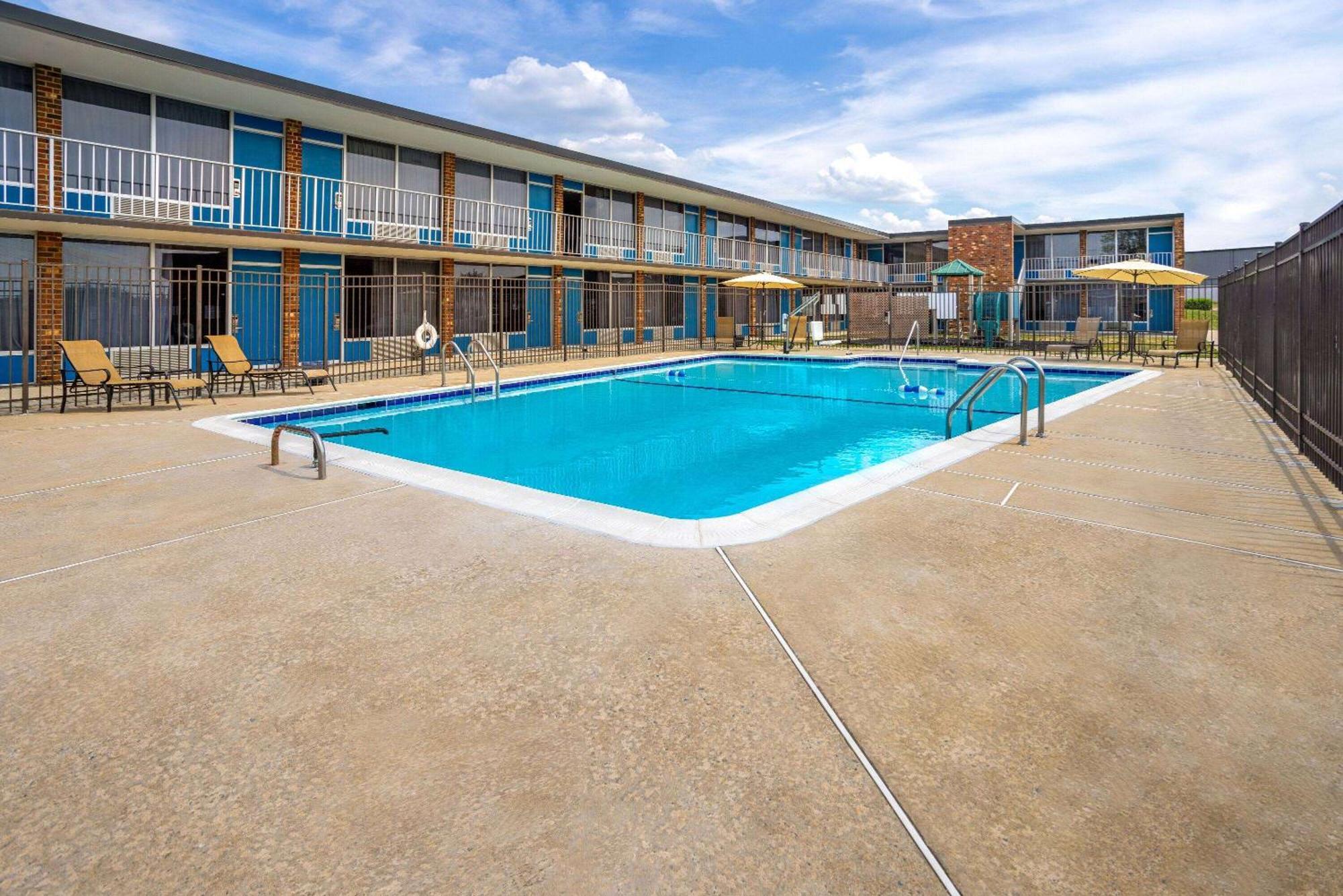 Days Inn Of Frederick By Wyndham Bagian luar foto