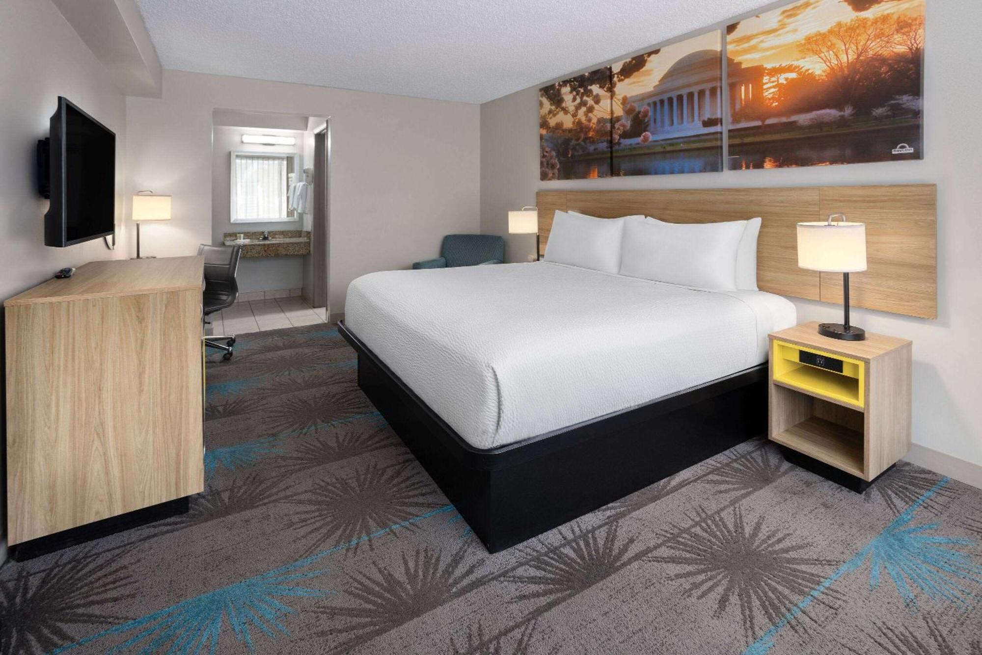 Days Inn Of Frederick By Wyndham Bagian luar foto