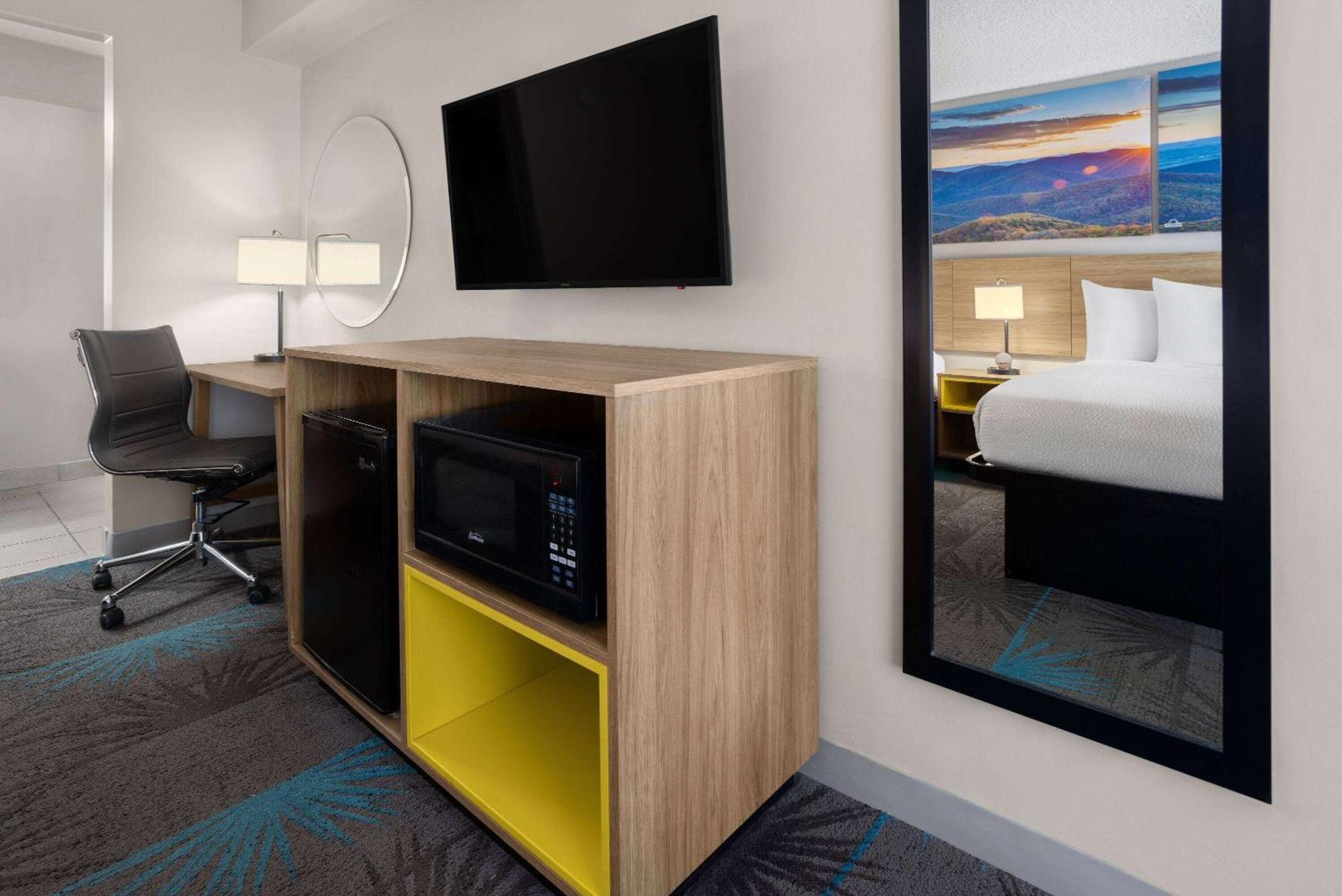 Days Inn Of Frederick By Wyndham Bagian luar foto