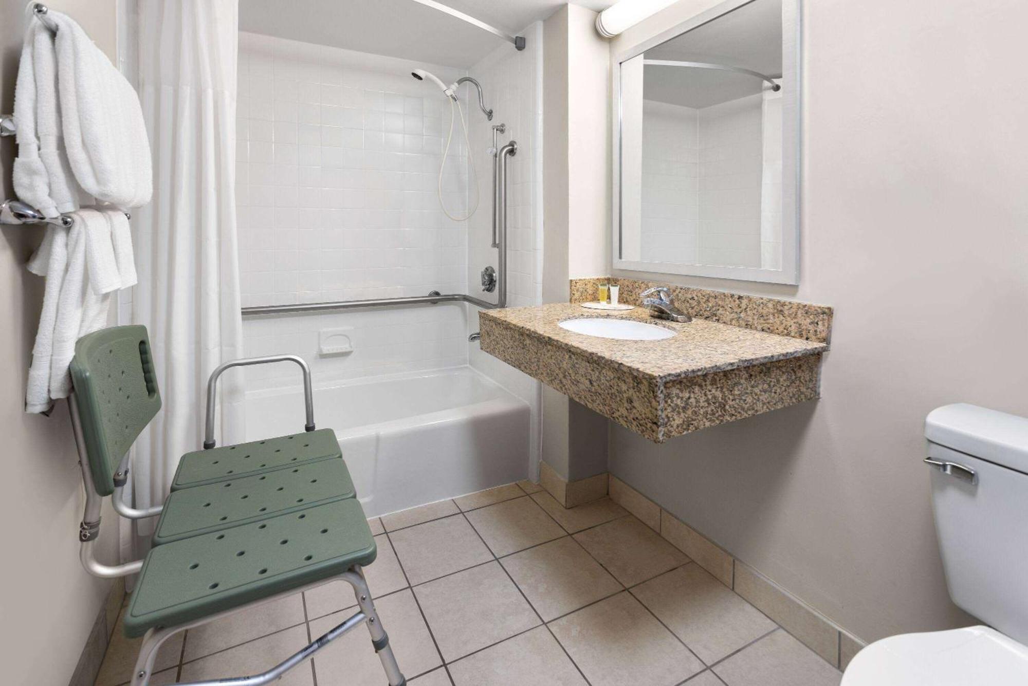 Days Inn Of Frederick By Wyndham Bagian luar foto